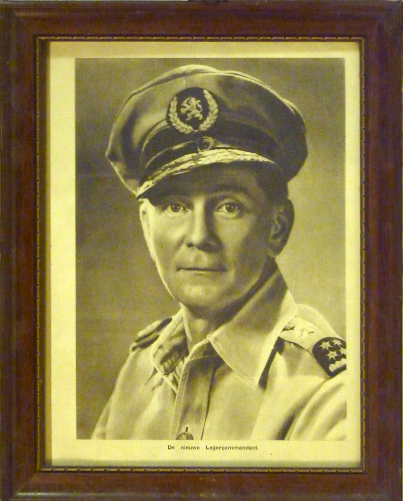 De nieuwe legercommandant, Dirk Cornelis Buurman van Vreeden, legercommandant in Nederlands-Indië (Soerakarta in Ned.-Indië 16-6-1902 - Parijs 12-6-1964). Zoon van Dirk Cornelis Buurman van Vreeden, hoofdingenieur Nederlandsch-Indische Spoorwegmaatschappij, en Anna Margaretha Sophia de Vogel. Gehuwd sinds 22-12-1925 met Johanna Hendrina Helms.